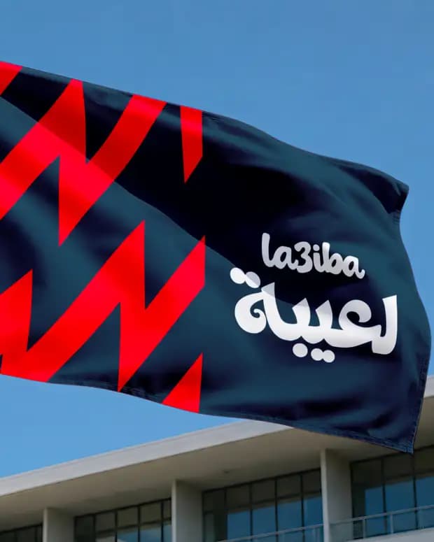 علم لعيبة بيرفرف قدام مبنى نادي