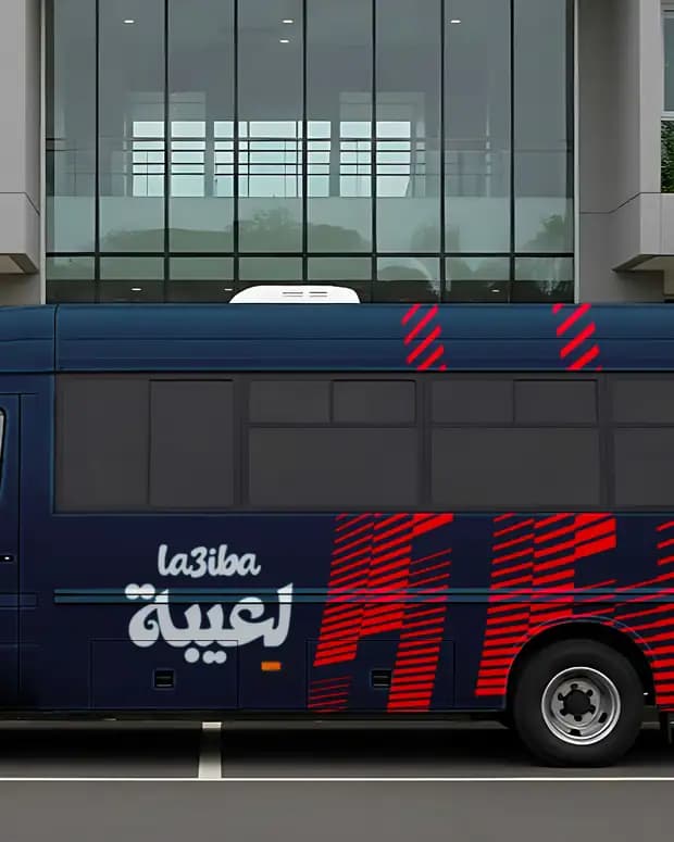 أتوبيس فريق عليه شعار لعيبة